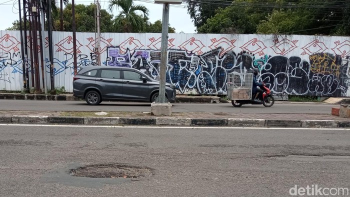 Waspada! Jalan Cipto Mangunkusumo Cirebon Rusak, Pengendara Diminta Hati-Hati